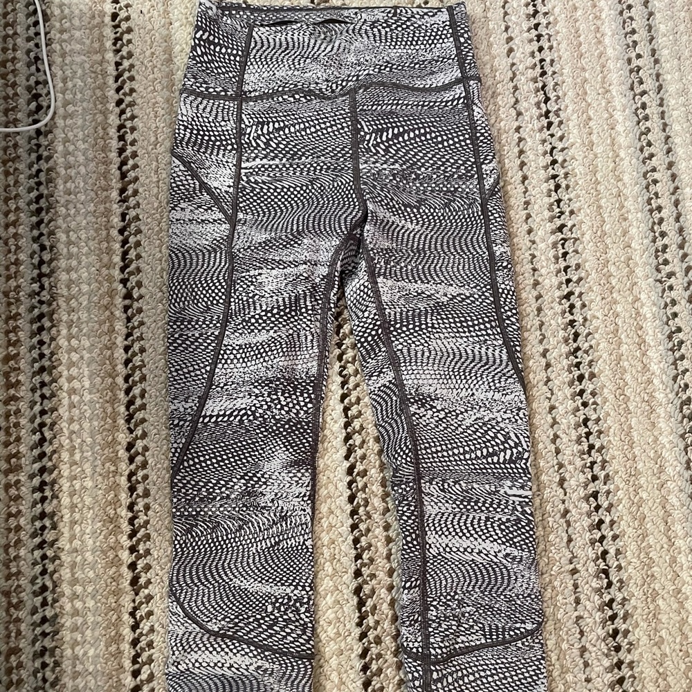Lululemon in movement crop